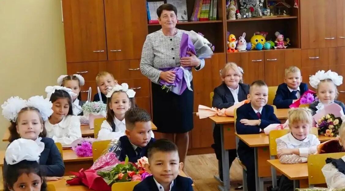 Губернатор Егор Ковальчук поздравил брянцев с Днем учителя