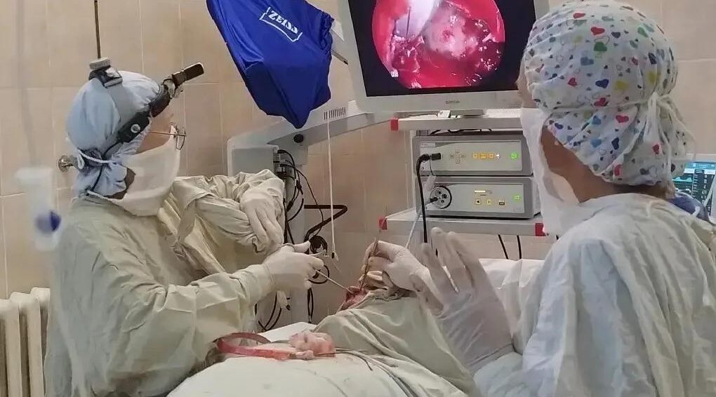 Врачи отделения отоларингологии Брянской городской больницы №2 проводят симультанные операции