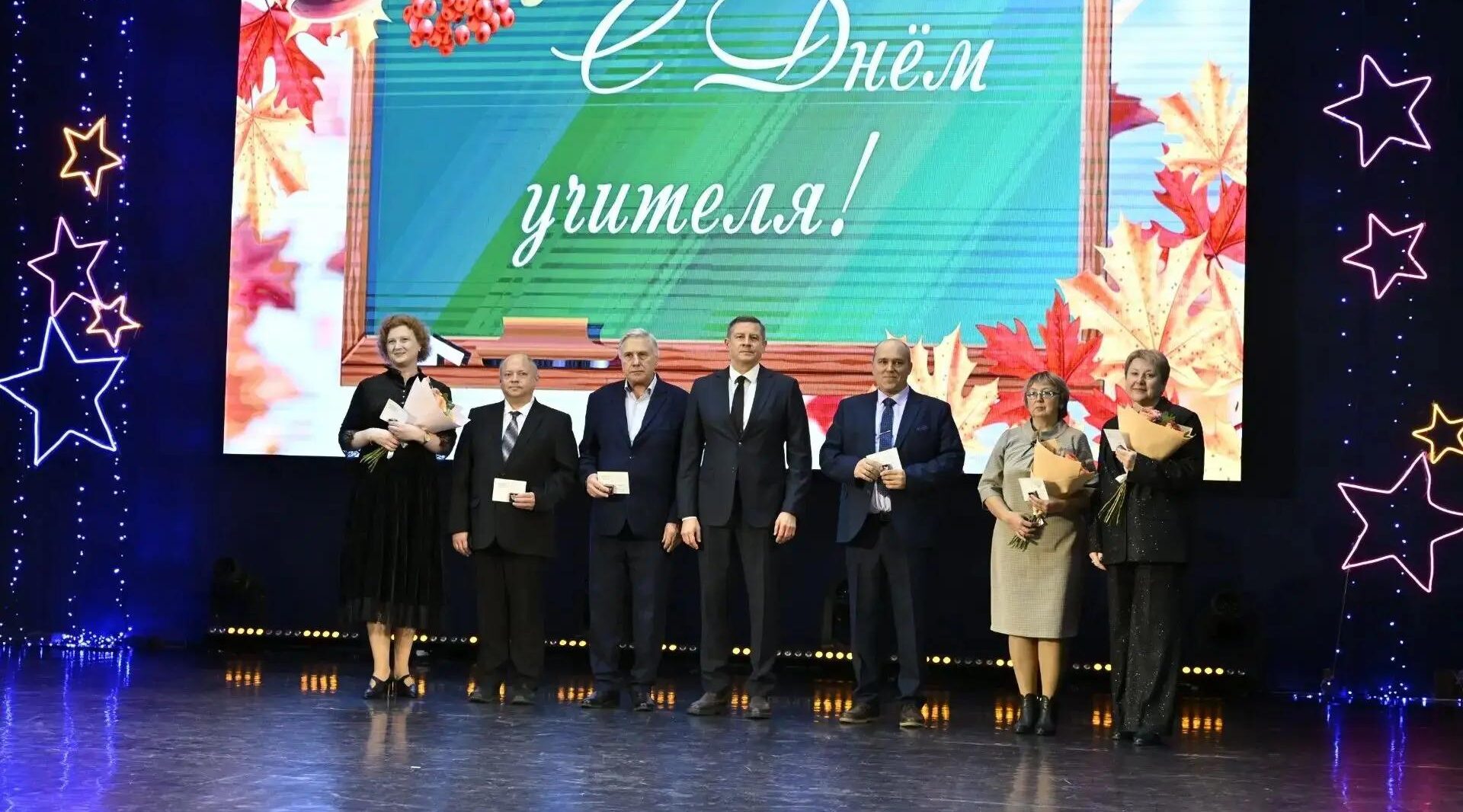 Губернатор Брянской области Егор Ковальчук поздравил педагогов с профессиональным праздником
