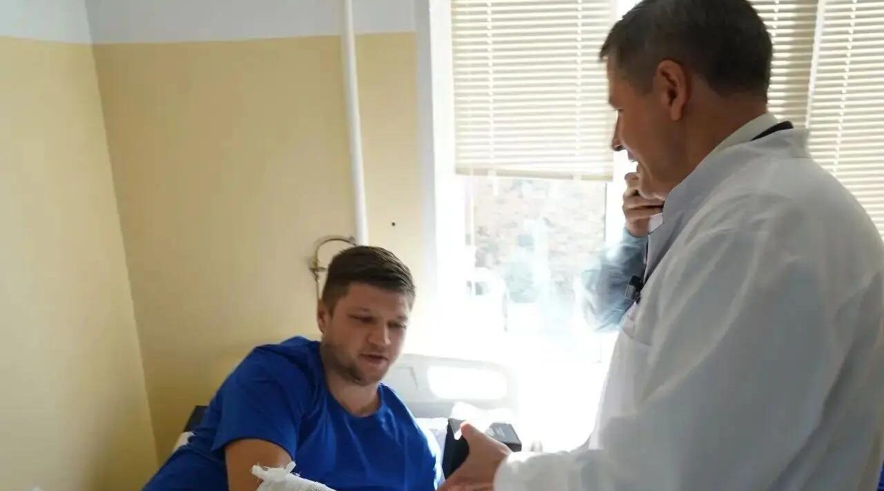 Губернатор Брянской области навестил в больнице пожарных, пострадавших после атаки ВСУ