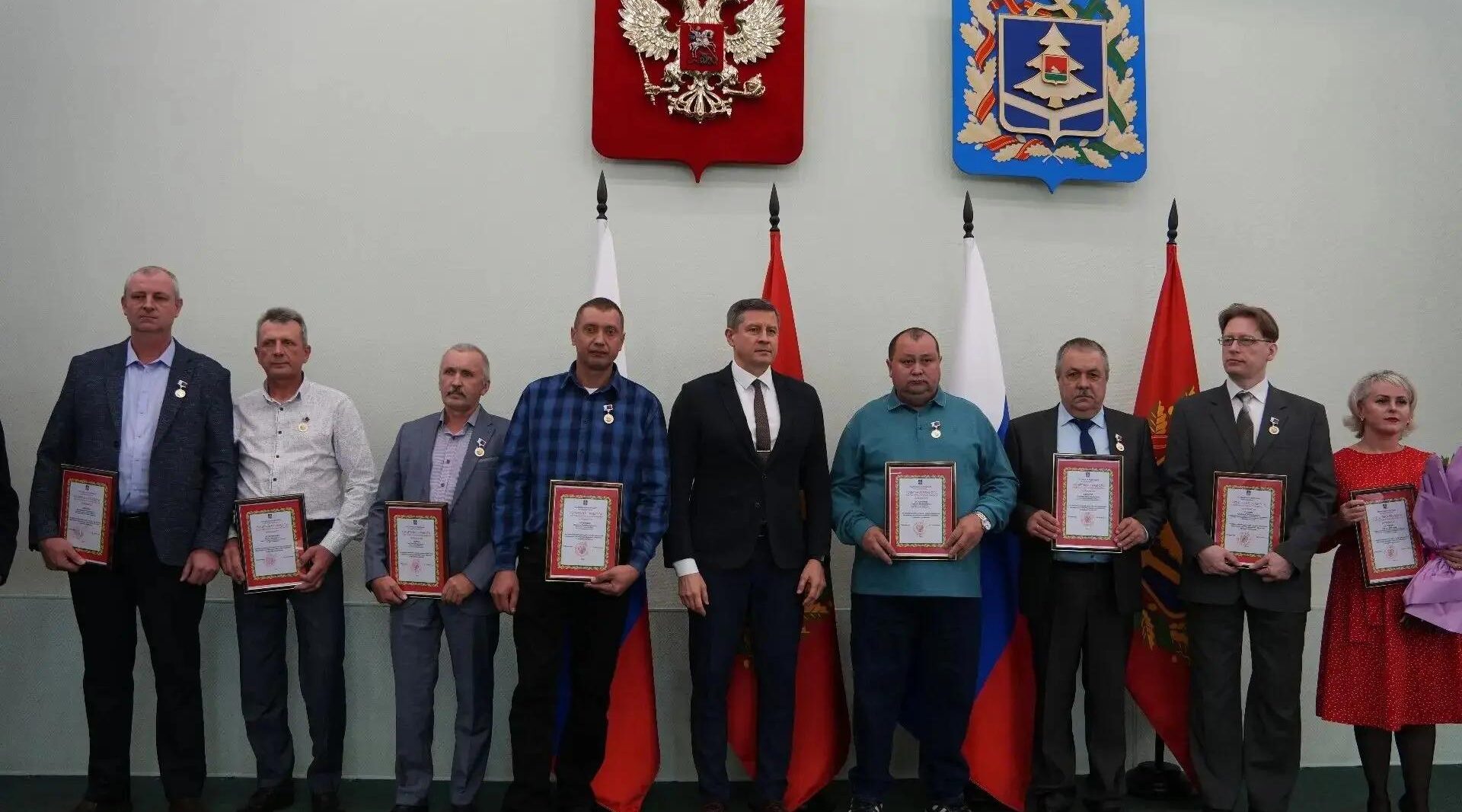 Губернатор Брянской области вручил награды сотрудникам дорожных служб