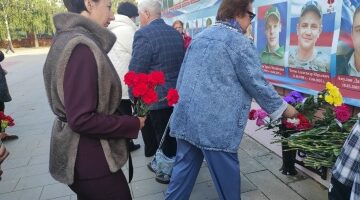 В Карачеве проходит фотовыставка «Семья Героя»