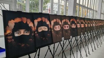 В Брянском колледже искусств открылась выставка «Посмотри в глаза Героя»